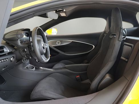 New 2026 McLaren Artura RWD image 9