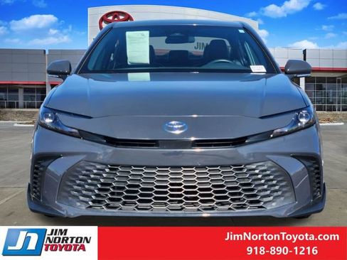 Used 2025 Toyota Camry SE FWD image 2