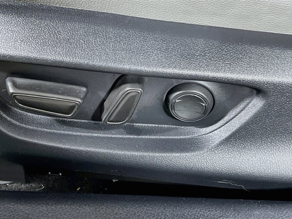 Used 2025 Toyota Camry SE FWD image 13