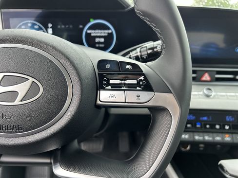 New 2025 Hyundai Elantra Limited image 27