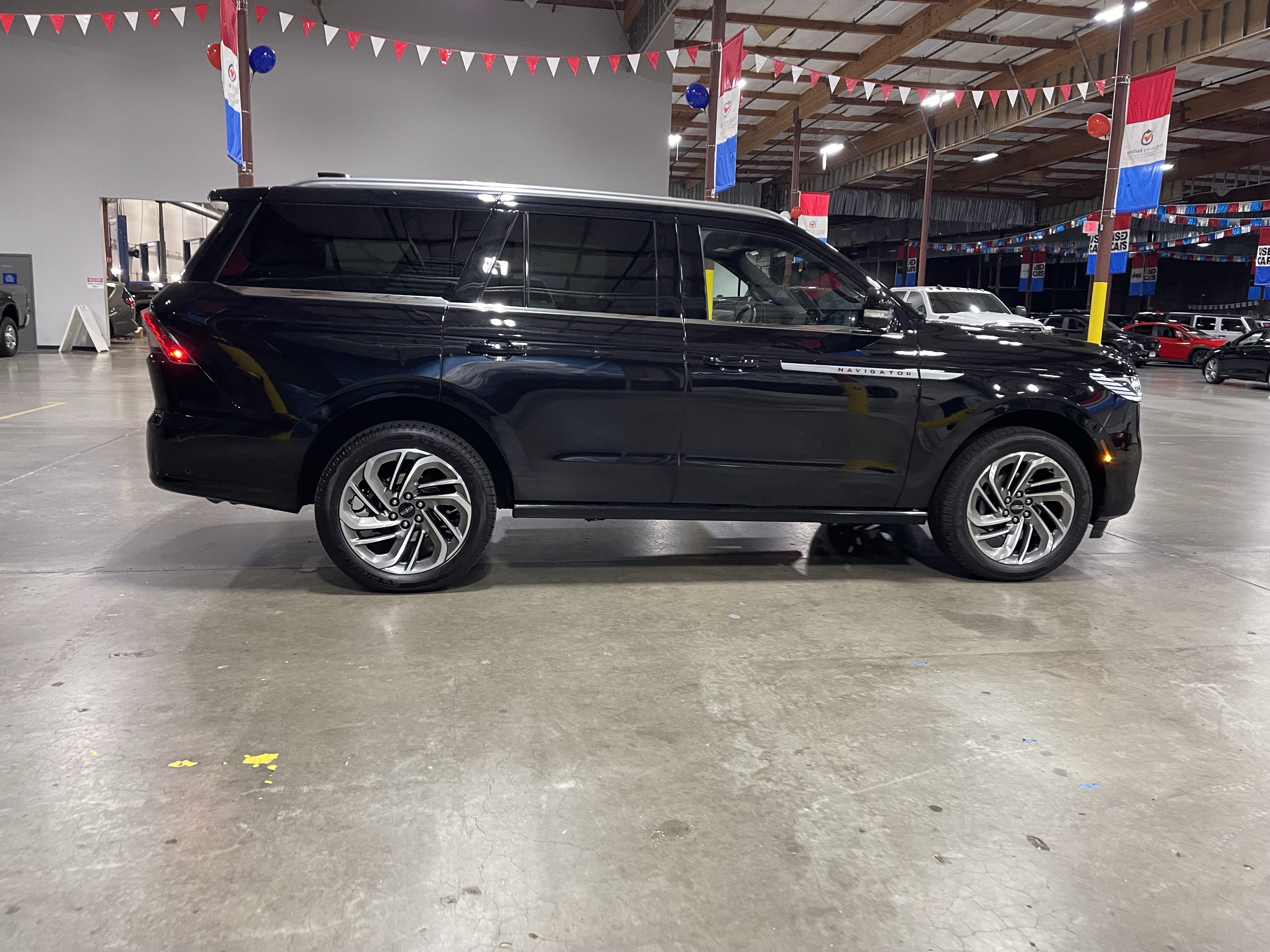Used 2025 Lincoln Navigator Reserve AWD/4WD image 6