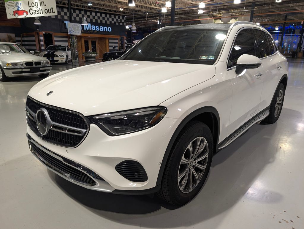 Used 2025 Mercedes-Benz GLC 300 4MATIC image 1