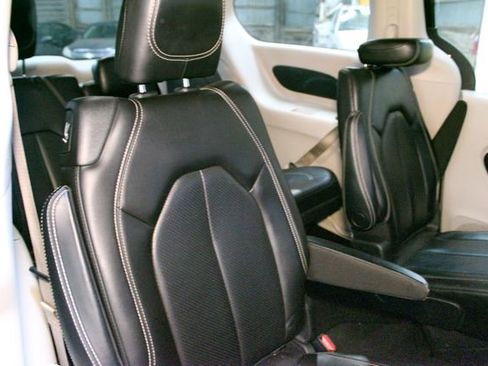 Used 2020 Chrysler Voyager Lxi FWD image 12
