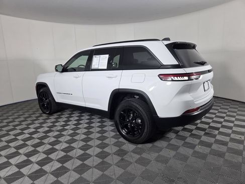 Used 2026 Jeep Grand Cherokee Altitude RWD image 7