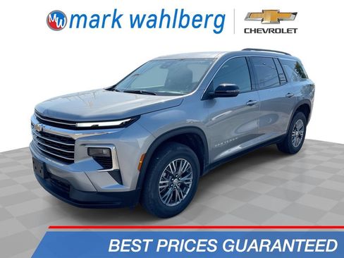 Used 2025 Chevrolet Traverse LT FWD image 1