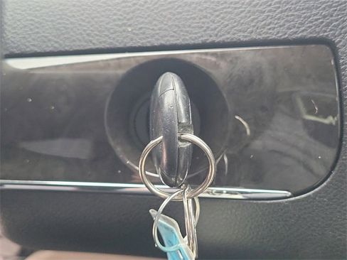 Used 2014 Chrysler Town & Country Limited image 29