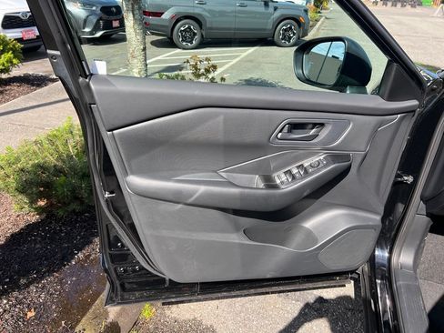 Used 2025 Nissan Rogue S AWD/4WD image 11