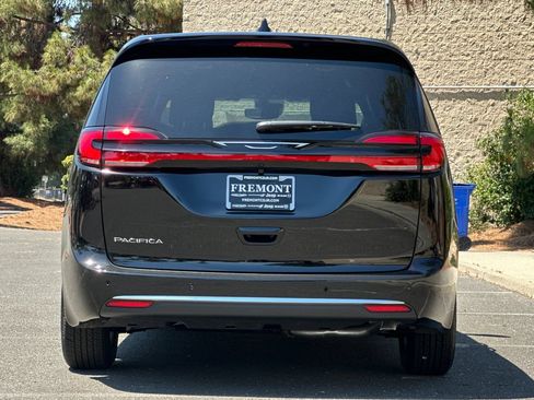 New 2027 Chrysler Pacifica Select FWD image 4