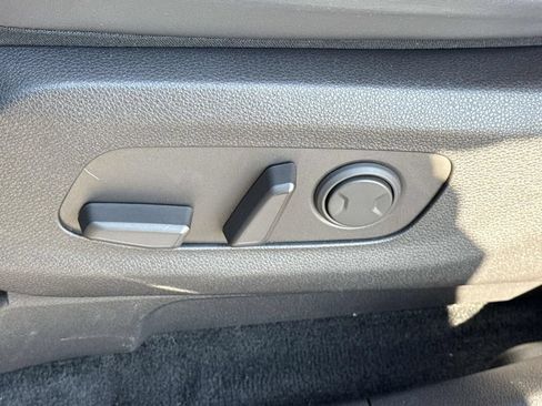 Used 2024 Kia Carnival EX FWD image 17