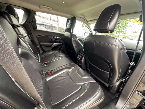 Used 2019 Jeep Cherokee Limited AWD/4WD image 33