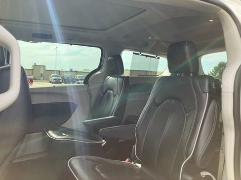 Used 2023 Chrysler Pacifica Limited FWD image 18