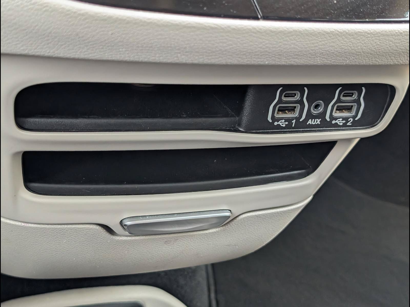 Used 2024 Chrysler Pacifica Touring-L FWD image 17