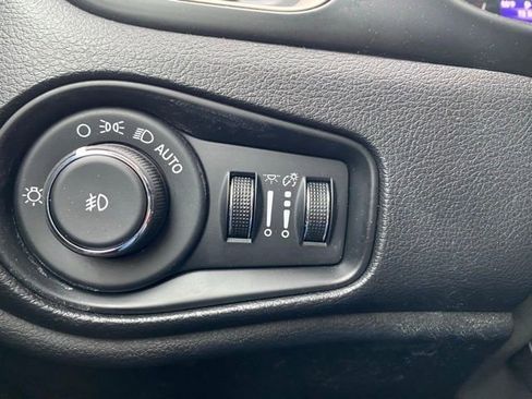 Used 2016 Jeep Renegade Latitude FWD image 17