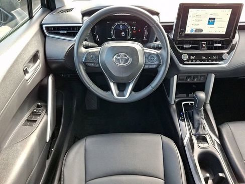 Used 2025 Toyota Corolla Cross XLE FWD image 12