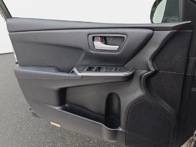 Used 2016 Toyota Camry SE w/ Moonroof Package FWD image 27
