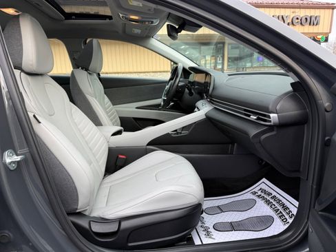 Used 2023 Hyundai Elantra Limited image 11