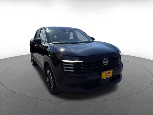 Used 2025 Nissan Kicks SV AWD/4WD image 3