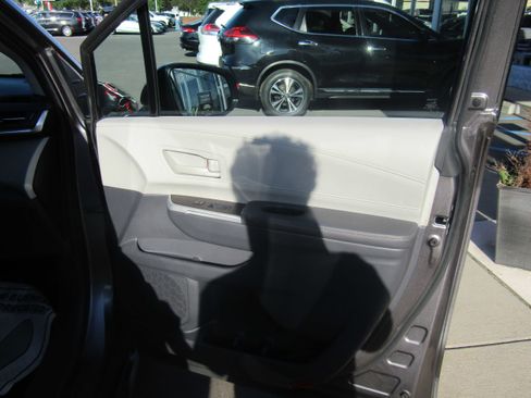 Used 2022 Toyota Sienna LE FWD image 9