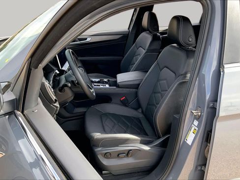 Used 2024 Volkswagen Atlas Cross Sport SE FWD image 8