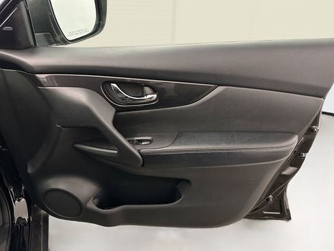 Used 2017 Nissan Rogue SV AWD/4WD image 32