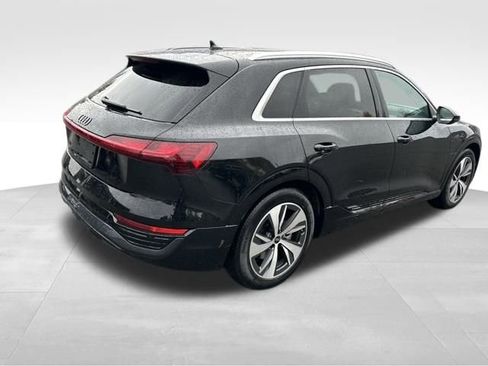 Used 2024 Audi Q8 e-tron Premium image 10