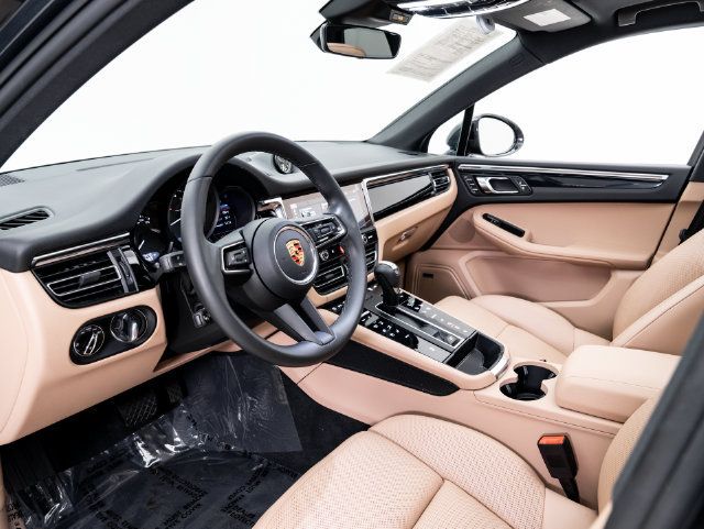 Certified 2026 Porsche Macan AWD/4WD image 4