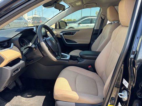 Used 2019 Toyota RAV4 LE image 8