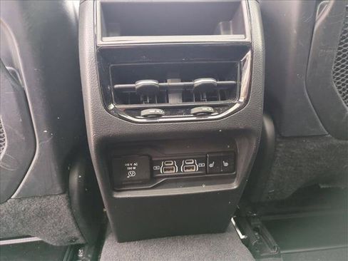 Used 2022 Jeep Grand Cherokee Overland AWD/4WD image 18