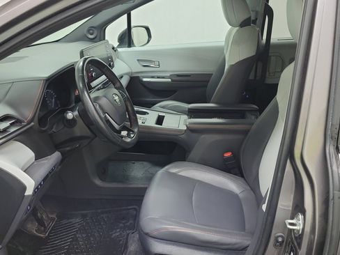 Used 2022 Toyota Sienna XSE AWD/4WD image 9