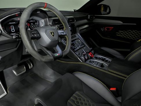 Used 2023 Lamborghini Urus Performante AWD/4WD image 18