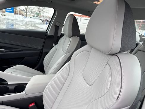 Certified 2025 Hyundai Elantra Limited image 17