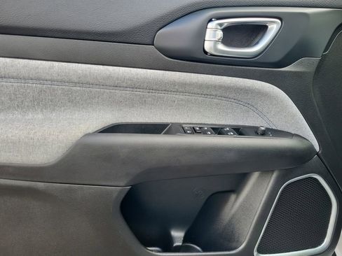 Used 2025 Jeep Compass Latitude AWD/4WD image 10