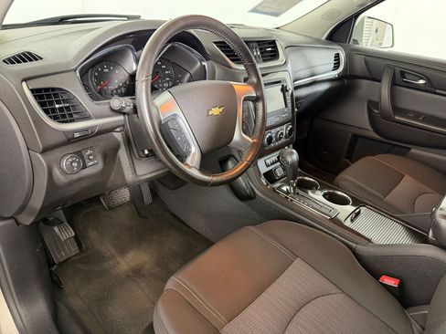 Used 2017 Chevrolet Traverse LT w/ Traveler's Package FWD image 3