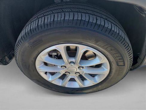 Used 2022 Jeep Grand Cherokee Laredo E image 10