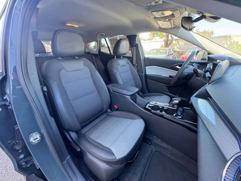 Used 2025 Chevrolet Trax LT FWD image 36