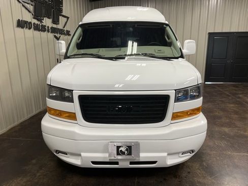 Used 2025 GMC Savana 2500 w/ Driver Convenience Package image 2