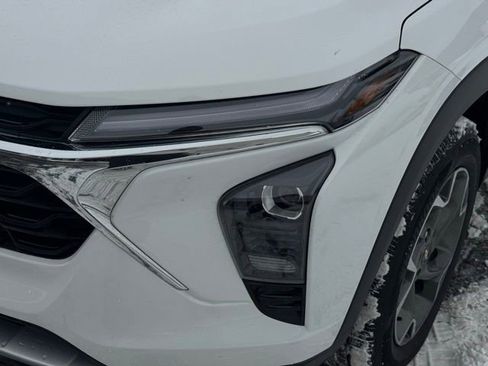 Used 2025 Chevrolet Trax LT w/ LT Convenience Package image 2