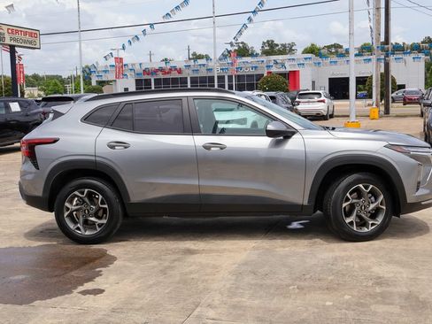 Used 2025 Chevrolet Trax LT w/ LT Convenience Package FWD image 22