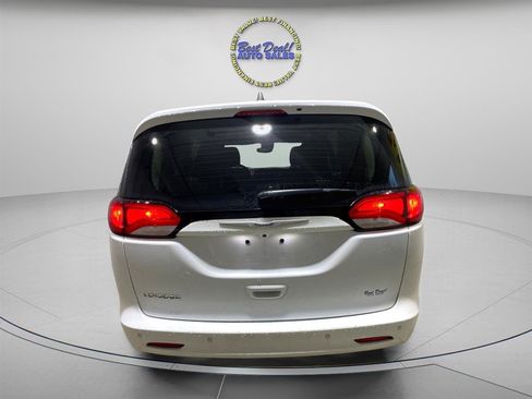 Used 2022 Chrysler Voyager LX FWD image 3