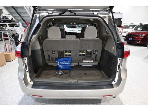 Used 2015 Toyota Sienna LE FWD image 27