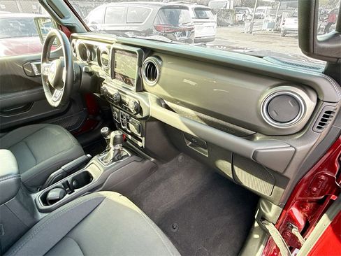 Used 2021 Jeep Wrangler Unlimited Sahara image 33