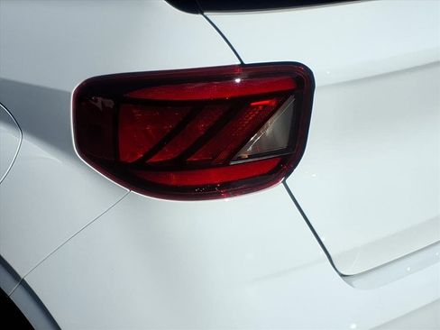 Used 2023 Hyundai Venue Limited image 8