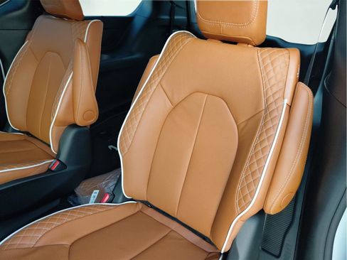 New 2026 Chrysler Pacifica Pinnacle image 13