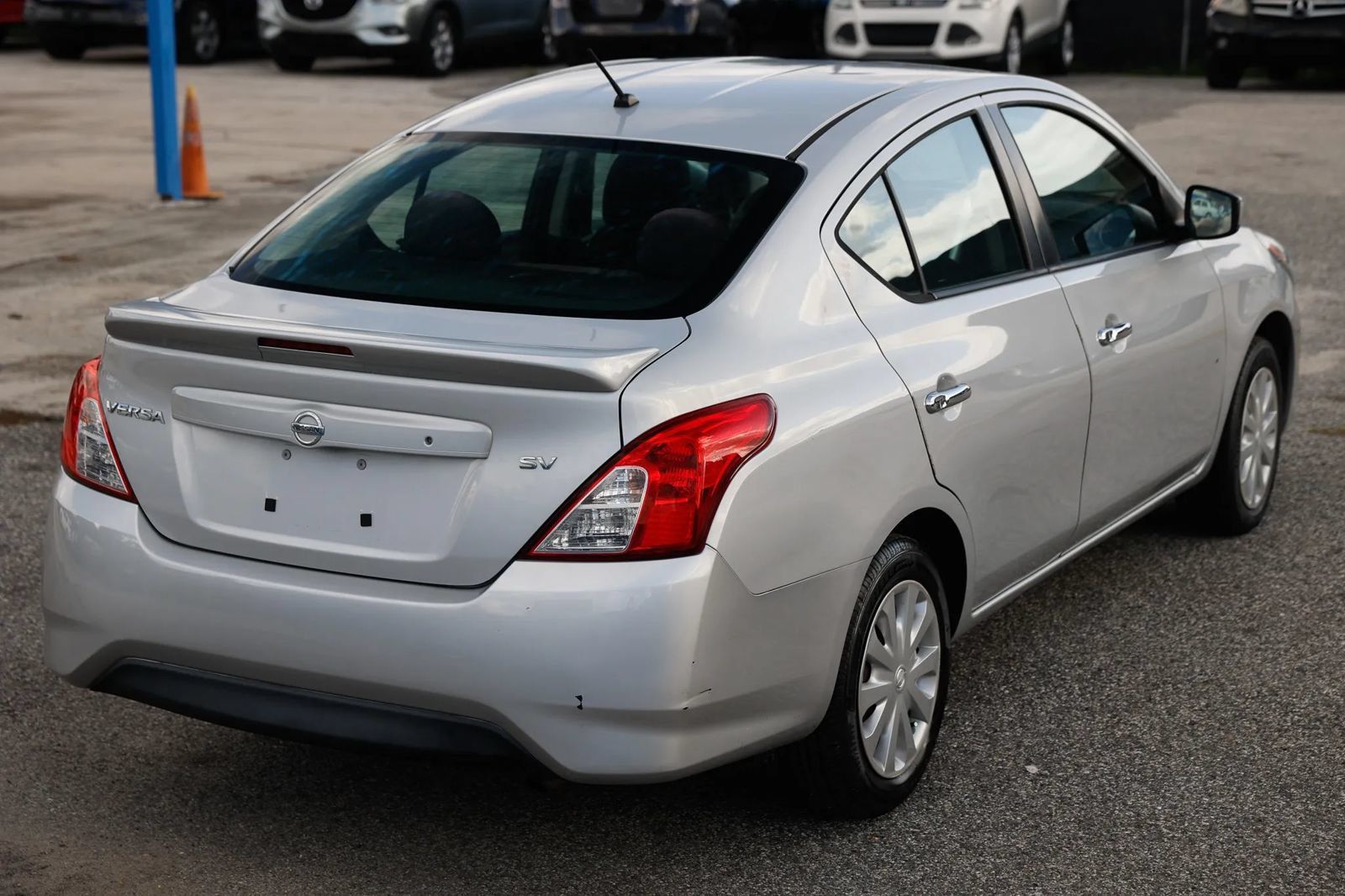 Used 2018 Nissan Versa SV FWD image 7