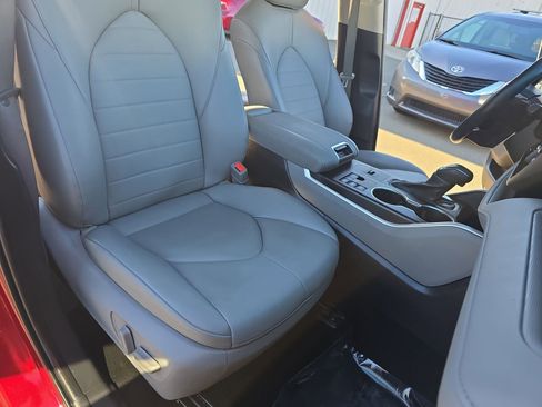 Used 2023 Toyota Highlander XLE image 16