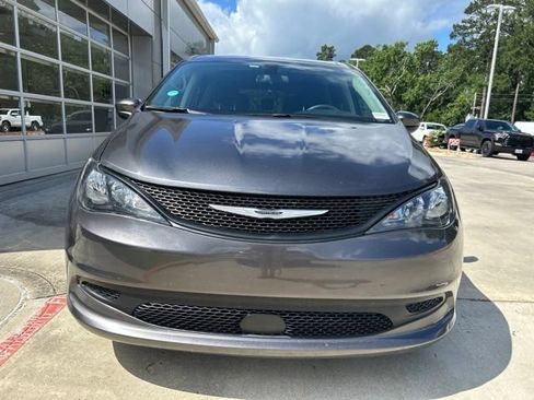 Used 2022 Chrysler Voyager LX FWD image 3