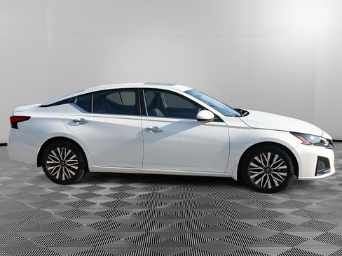 Used 2023 Nissan Altima 2.5 SV w/ SV Premium Package FWD image 8