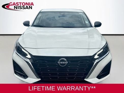 Used 2025 Nissan Altima 2.5 SV FWD image 2