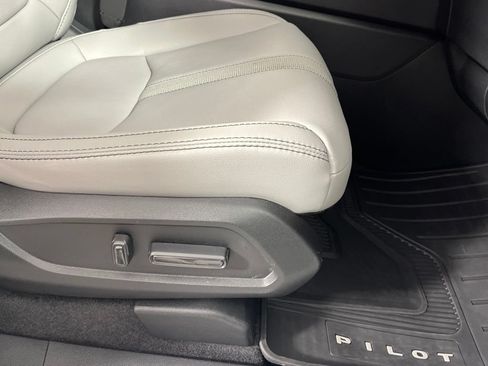 Certified 2025 Honda Pilot Touring image 11