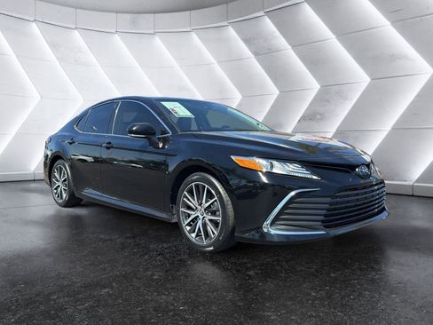 Used 2024 Toyota Camry XLE FWD image 1